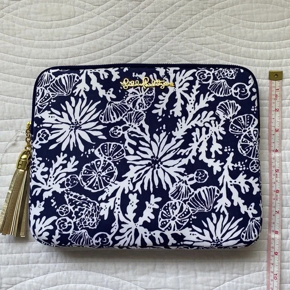 Lilly Pulitzer Tech Clutch Tablet IPad Padded Case In the Groove Navy Blue White